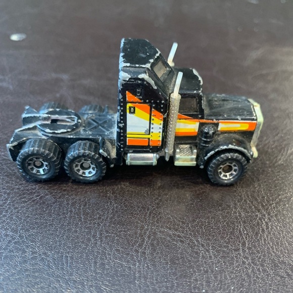 Vintage Matchbox Used 1983 Black Kenworth Aerodyne Diecast Cabover Semi-Truck - Picture 9 of 12